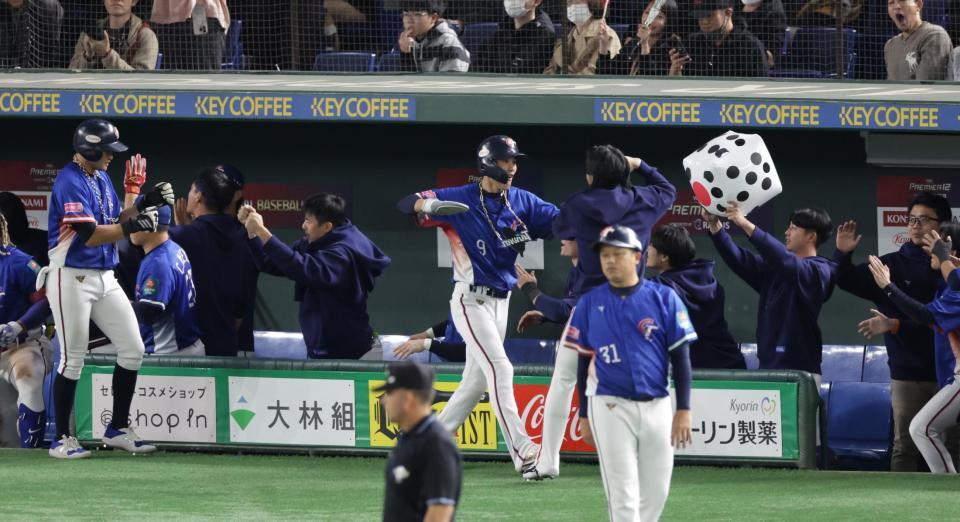 　６回、邱智呈の２点二塁打で盛り上がる台湾ベンチ（撮影・金田祐二）