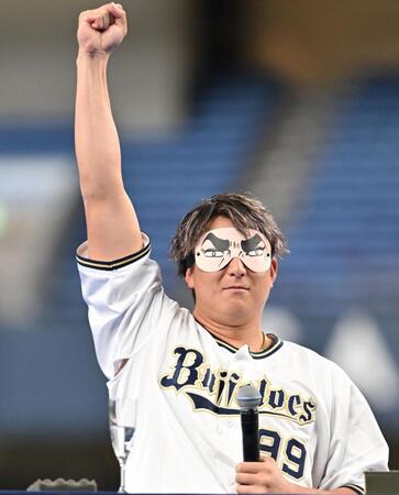 　イベントで拳を突き上げる杉本（撮影・北村雅宏）