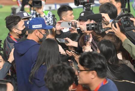 　試合前、台湾メディアから取材される曽豪駒監督（左）＝撮影・伊藤笙子