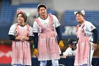 　イベントでメイド姿を披露する（左から）宮城、山崎、井口（撮影・北村雅宏）