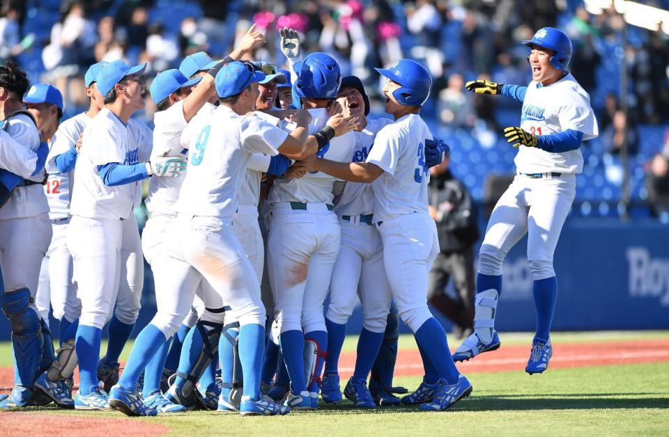 　１０回、初谷健心のヒットでサヨナラ勝ちし抱き合って喜ぶ青学大ナイン（撮影・開出牧）