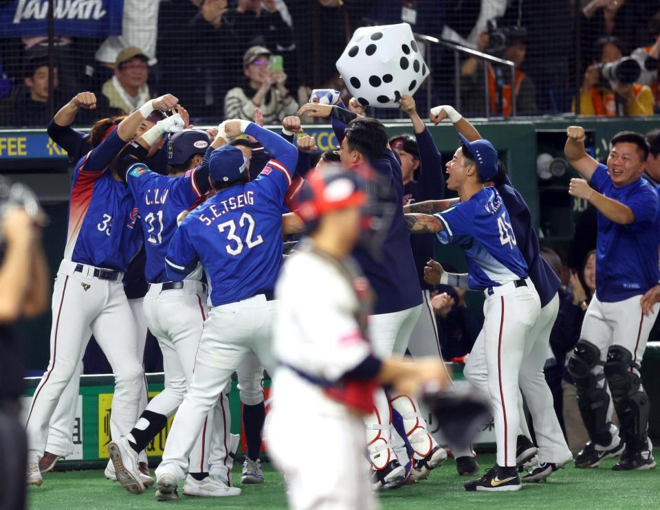 　５回、林家正の先制ソロに喜ぶ台湾ナイン（撮影・山口登）