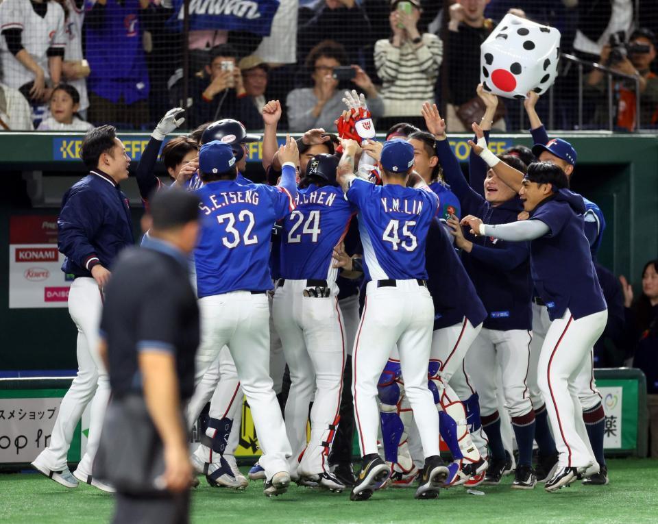 　５回、陳傑憲の３ランに盛り上がる台湾ナイン（撮影・山口登）