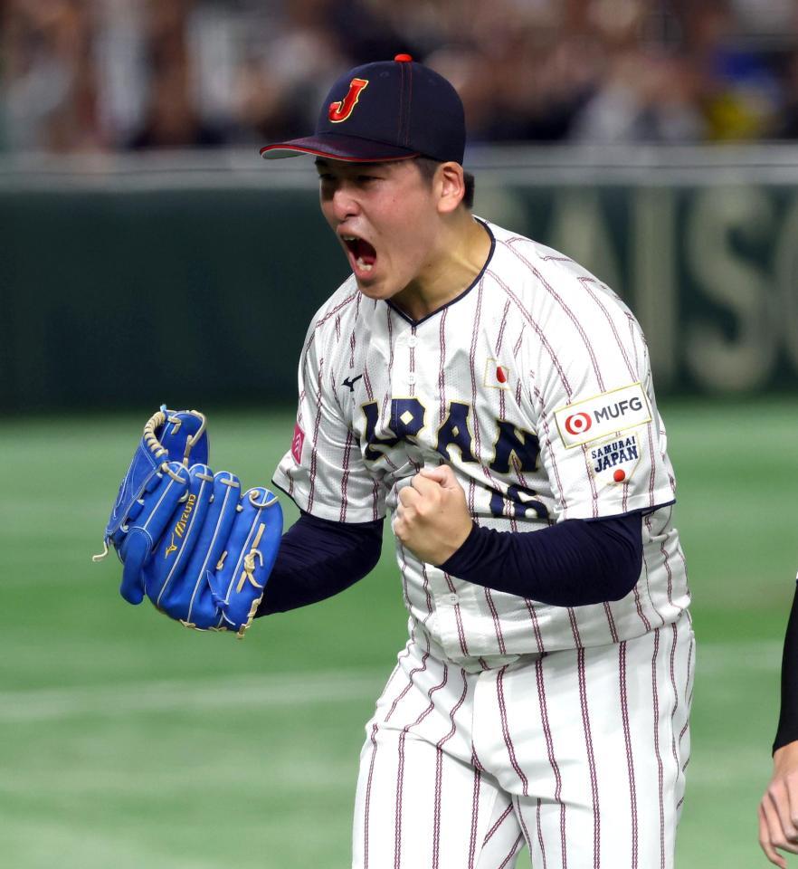 　７回、ピンチを無失点に抑え雄たけびを上げベンチに戻る隅田（撮影・山口登）