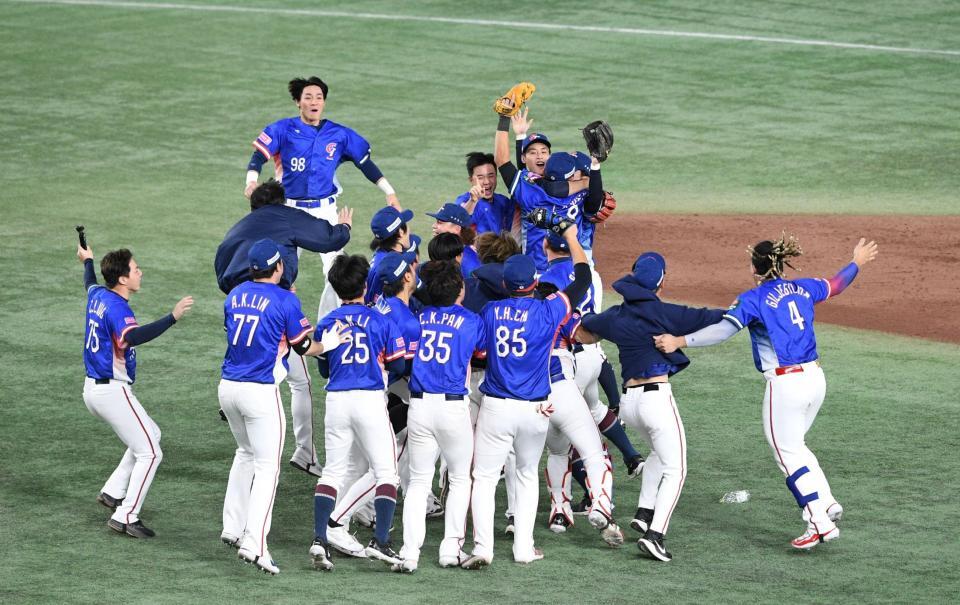 　優勝し喜ぶ台湾ナイン（撮影・佐々木彰尚）