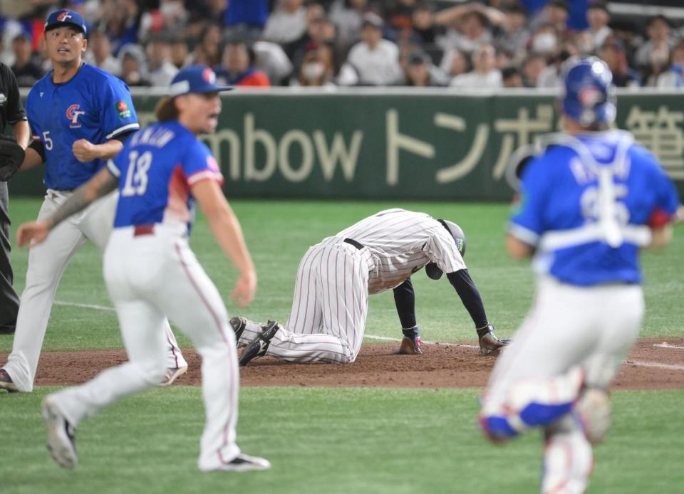 　９回、栗原の一直で戻りきれずアウトとなり、うなだれる一塁走者の森下（中央）＝撮影・伊藤笙子