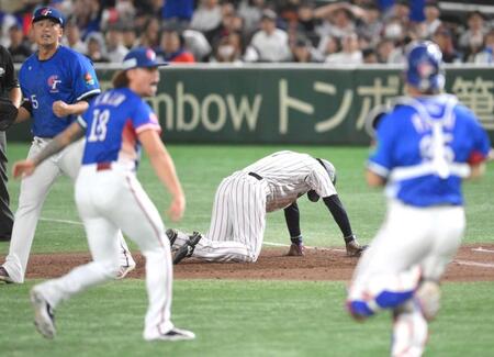 　９回、栗原の一直で帰塁できずに試合終了となり、うなだれる森下（中央）＝撮影・伊藤笙子　