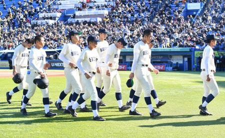 　決勝で橫浜に惜敗し引き揚げる広島商ナイン（撮影・開出牧）