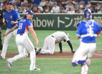 　９回、栗原の一直で帰塁できずに試合終了となり、うなだれる森下（中央）＝撮影・伊藤笙子　