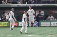 　優勝を逃し逃しがっくりの森下ら（撮影・金田祐二）