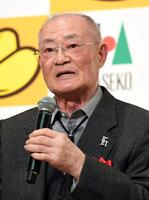 　経過報告する選考委員の張本勲氏（撮影・佐藤厚）