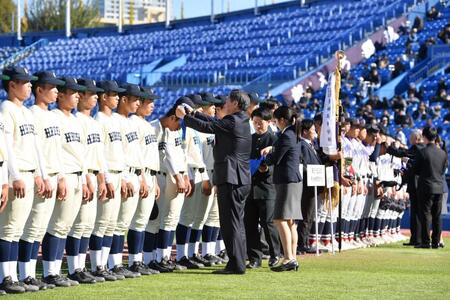 　橫浜（後方）に惜敗し準優勝の広島商ナイン（撮影・開出牧）