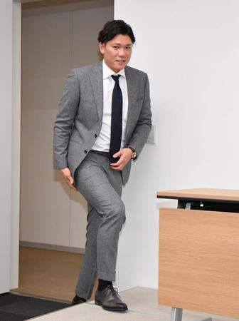 契約更改を終えた巨人・坂本勇人＝東京大手町の球団事務所（撮影・開出牧）