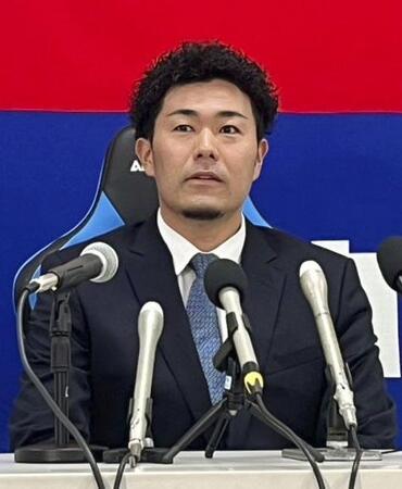 　契約更改を終え、記者会見する中日・木下