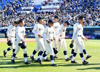 　決勝で横浜に惜敗し、引き揚げる広島商ナイン（撮影・開出牧）