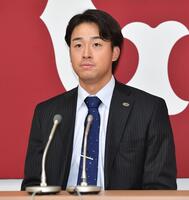 契約更改を終え会見に臨む巨人・堀田賢慎＝東京大手町の球団事務所（撮影・開出牧）