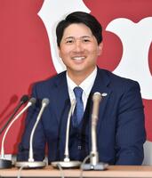 契約更改を終え笑顔で会見に臨む泉口（撮影・開出牧）