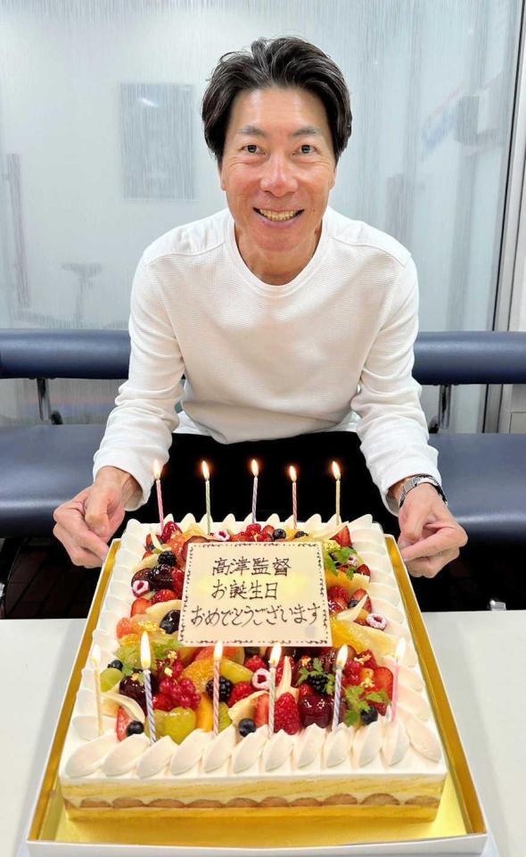 　５６歳の誕生日を迎えた高津監督