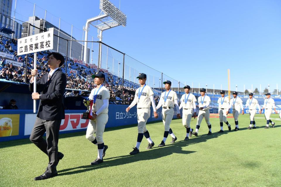 　橫浜に惜敗し準優勝の広島商ナイン（撮影・開出牧）