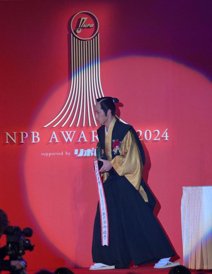 　ＮＰＢ　ＡＷＡＲＤ２０２４にちょんまげ姿で登場した辰己（撮影・伊藤笙子）