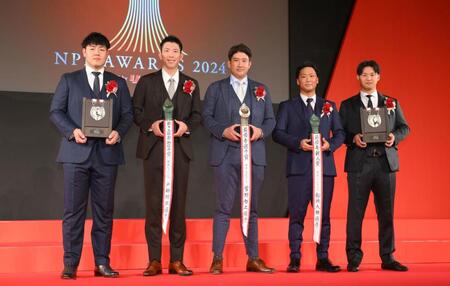 　ＮＰＢ　ＡＷＡＲＤに出席した（左から）岡本和、戸郷、菅野、船迫、吉川（撮影・伊藤笙子）