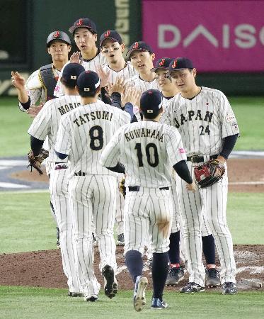 　プレミア１２の２次リーグ、ベネズエラ戦に勝利した日本チーム＝２２日、東京ドーム