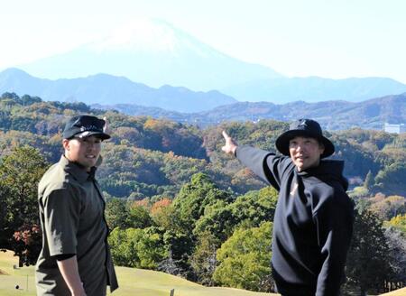 　同組でラウンドした浅野（左）と阿部監督が富士山をバックに記念撮影