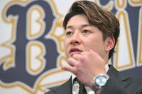 　契約更改を終え取材に応じる吉田（撮影・石井剣太郎）