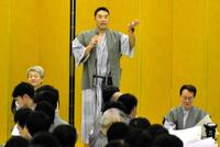 　納会で挨拶する阿部監督