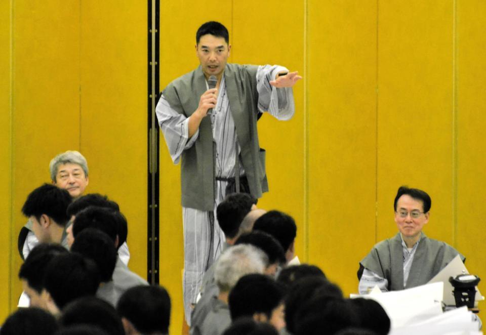 　納会で挨拶する阿部監督