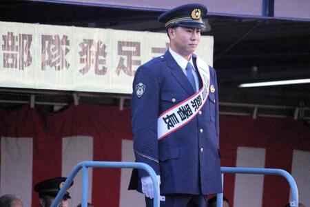 　大阪府港警察署で一日警察署長を務めた古田島