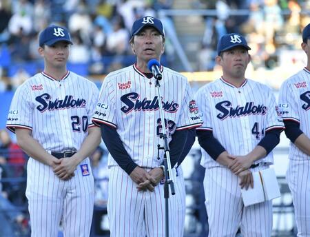 来季のチームスローガンを募集することを発表したヤクルト・高津臣吾監督＝神宮（撮影・持木克友）