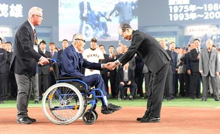 　がっちりと握手する巨人・長嶋茂雄終身名誉監督（左）とソフトバンク・王貞治会長（撮影・佐藤厚）