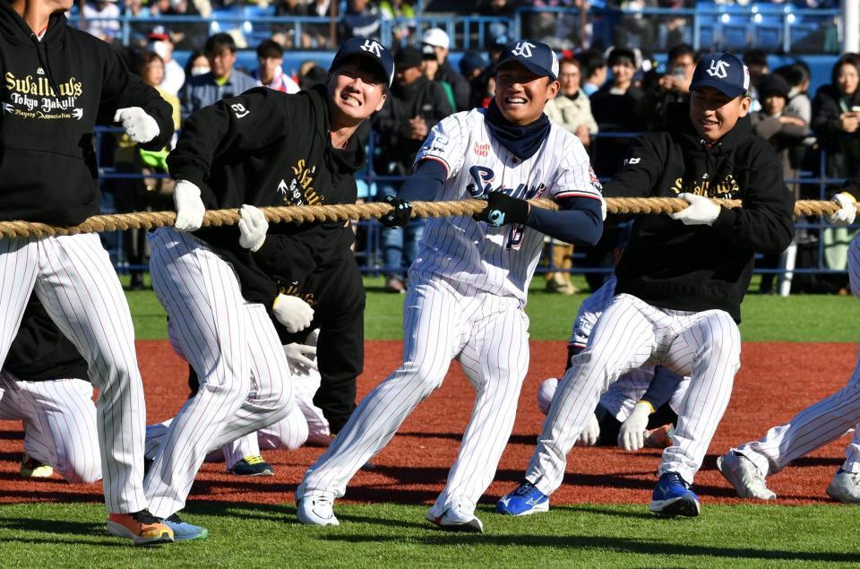 　綱引きに参加する奥川（左から３人目）＝撮影・持木克友