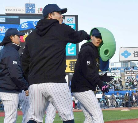 　空中くるりんぱ対決後に塩見（右）が成功させアピールする村上