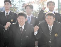 　施設訪問し、ガッツポーズを見せるドラフト１位・石塚裕惺（写真左）と、同３位・荒巻悠