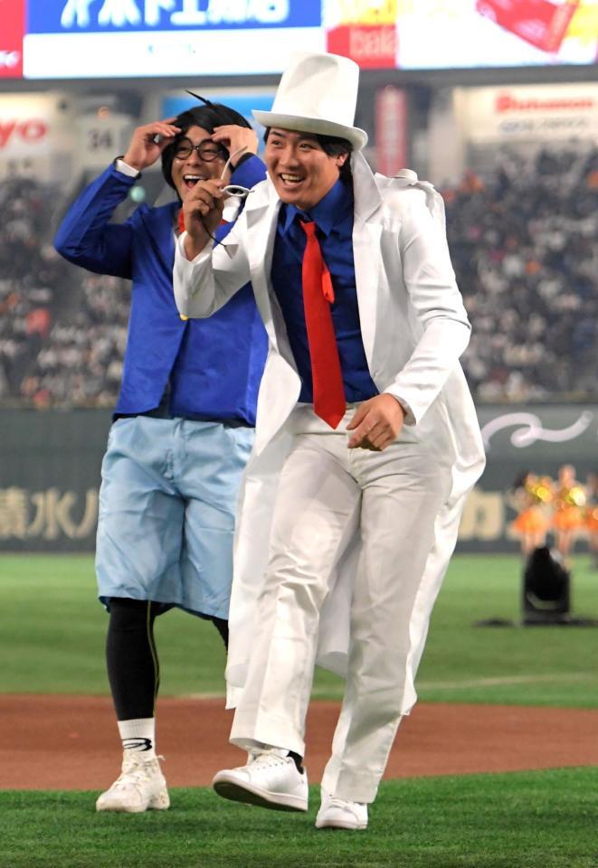 　仮装した郡（右）と湯浅（撮影・佐藤厚）