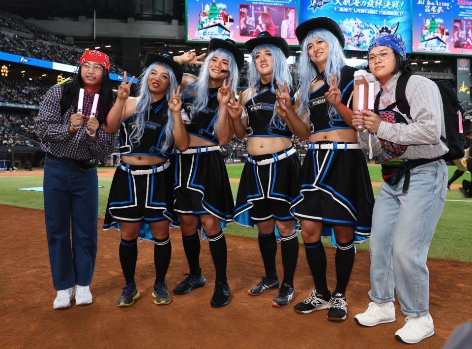 　清宮フレンズして登場し、記念撮影に応じる（左から）浅間、山本拓、清宮、北山、田中瑛、田宮＝１１月３０日