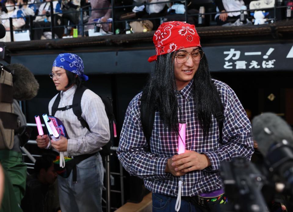 　清宮フレンズの追っかけとして登場し、取材を受ける田宮（左）と浅間＝１１月３０日