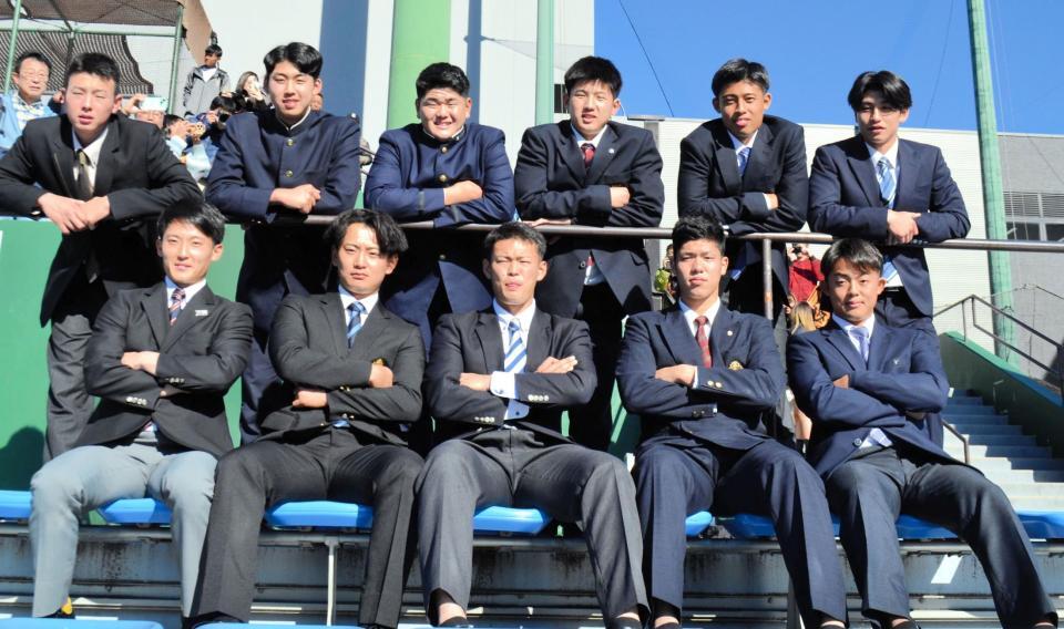 　浦田俊輔、宮原駿介、荒巻悠、堀江正太郎、西川歩（後列左から）石田充冴、吹田士道、竹下徠空、石塚裕惺、鈴木圭晋、坂本達也