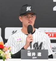 新入団選手発表会で抱負を語ったドラフト４位の坂井遼（撮影・伊藤笙子）