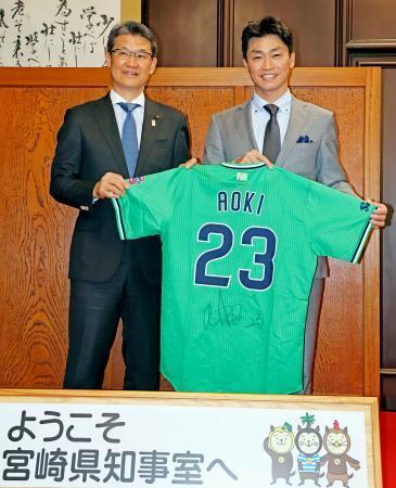 　宮崎県の河野俊嗣知事（左）と面会し、記念撮影する元プロ野球ヤクルトの青木宣親さん＝５日午後、宮崎県庁