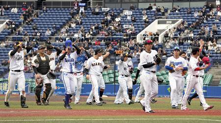 　１２球団合同トライアウトを終えた参加選手たち＝１１月１４日、ＺＯＺＯマリン