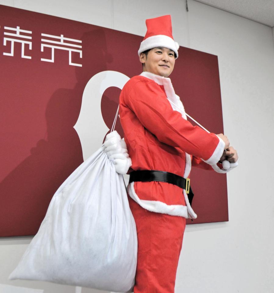 　契約更改交渉後、サンタクロースのコスチュームに身を包んだ吉川