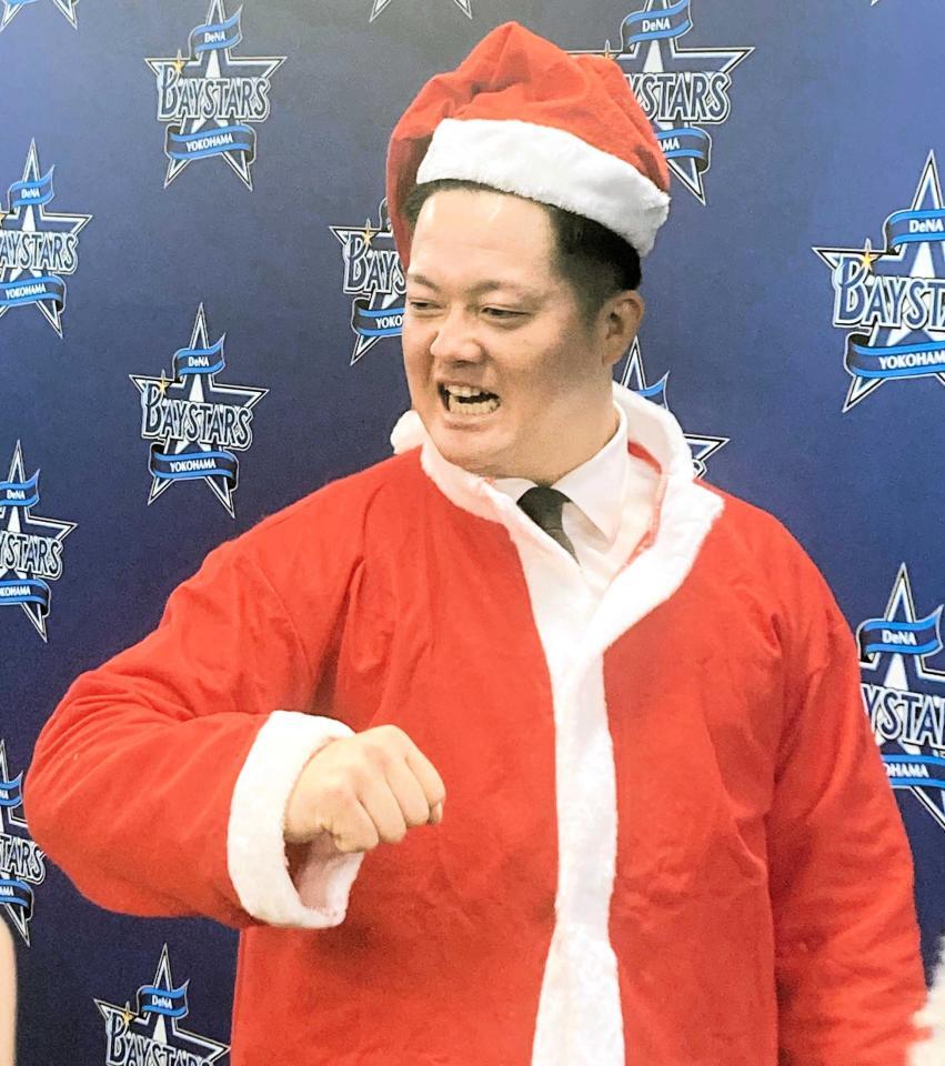 　サンタクロースの姿で「デスターシャ」を決める牧（撮影・福岡香奈）