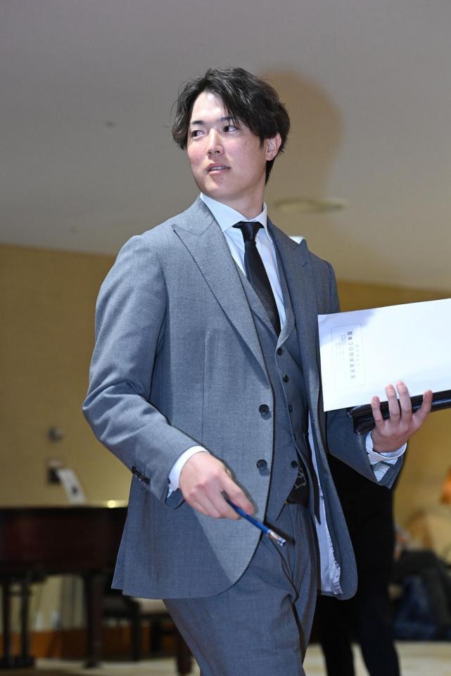 　日本プロ野球選手会理事会・通常総会を終え、引き揚げる森下（撮影・北村雅宏）