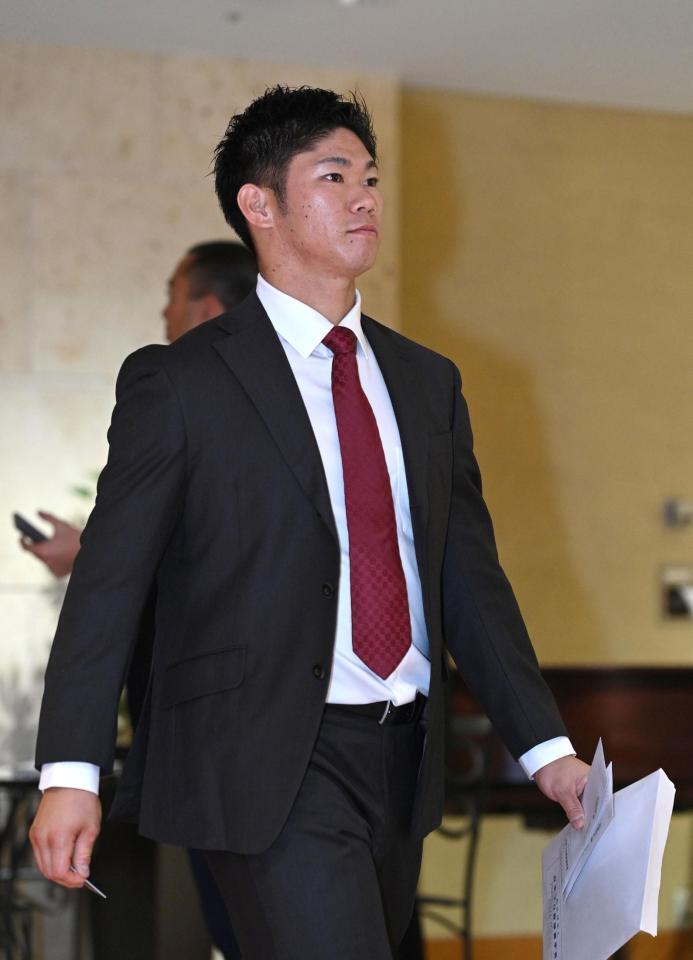 　日本プロ野球選手会理事会・通常総会を終え、引き揚げる坂倉（撮影・北村雅宏）