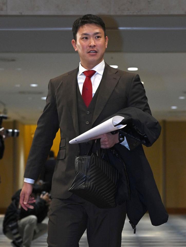 　日本プロ野球選手会理事会・通常総会を終え、引き揚げる堂林（撮影・北村雅宏）