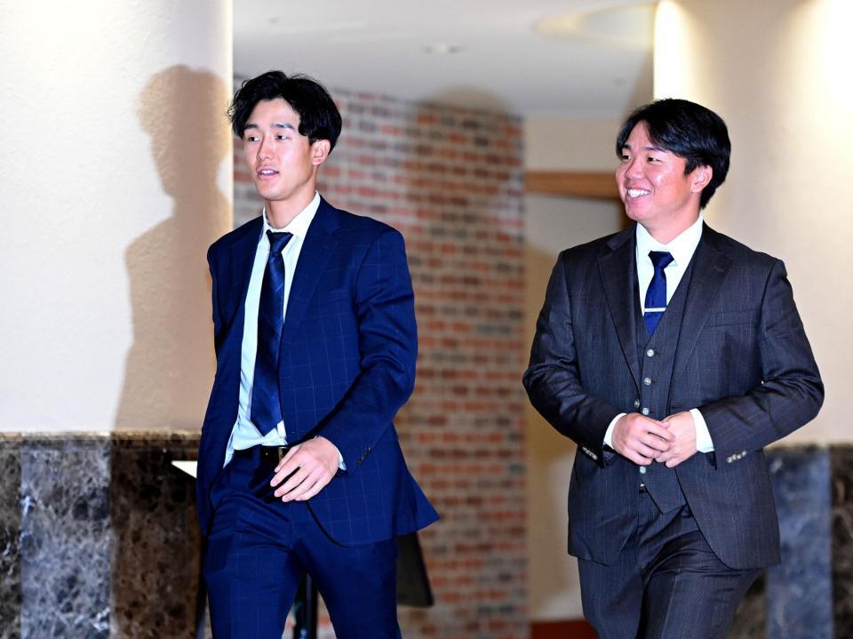 　日本プロ野球選手会理事会に出席する小幡（左）と村上（撮影・北村雅宏）