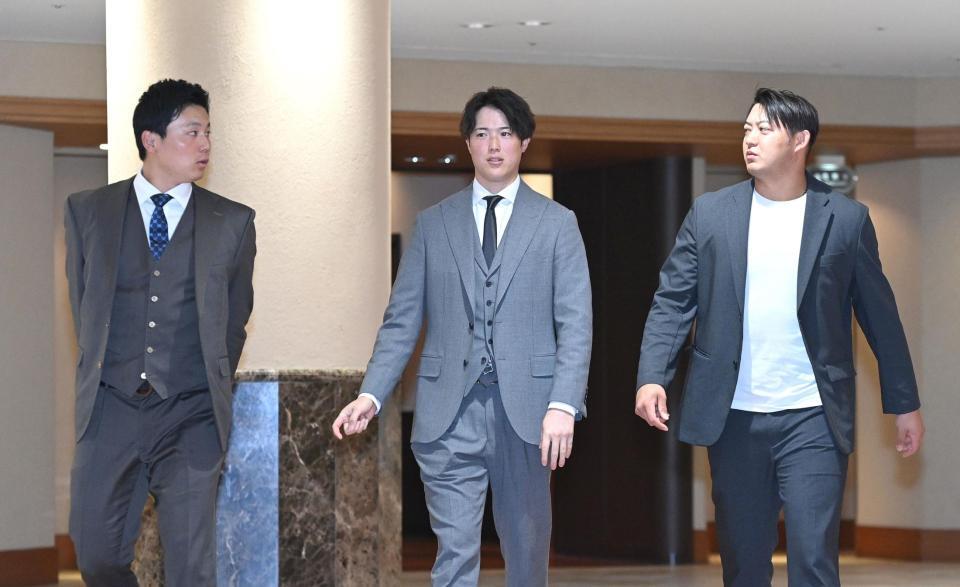 　日本プロ野球選手会理事会に出席する（左から）栗林、森下、佐藤（撮影・北村雅宏）